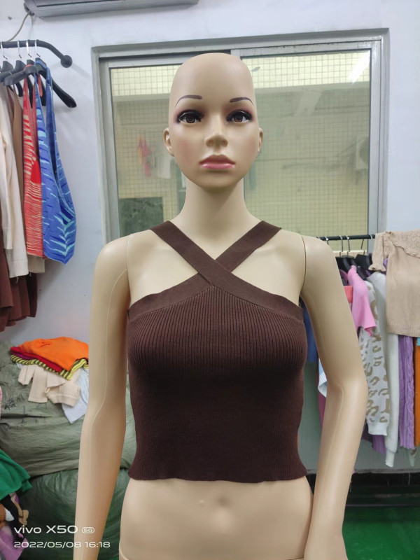 Pleteni top s halterom i otvorenim leđima, uski kroj, tube top stil