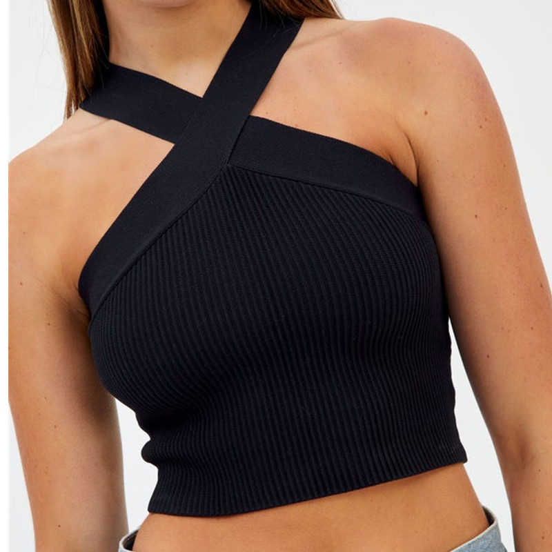 Pleteni top s halterom i otvorenim leđima, uski kroj, tube top stil
