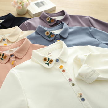 Medvilniniai marškiniai su gėlių raštu, literatūros-retro stilius, laisvas kirpimo, ilgos rankovės, lėlės tipo apykaklė, fliso įdaila