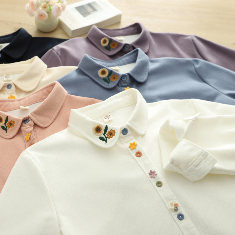 Medvilniniai marškiniai su gėlių raštu, literatūros-retro stilius, laisvas kirpimo, ilgos rankovės, lėlės tipo apykaklė, fliso įdaila
