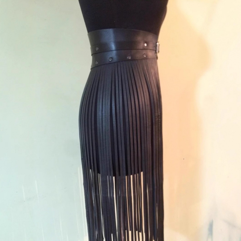 Πολυεπίπεδος ζώνη μέσης με φουντάκια για φούστες — Συλλογή χειμώνας 2022