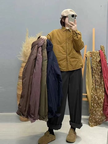 Dygsniuoti medvilniniai marškiniai — vienos spalvos, ilgos rankovės, apykaklė su klopė, laisvas kirpimas, užsegimas sagomis, žiema 2025