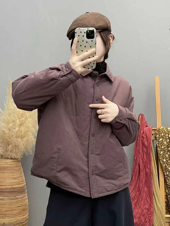 Dygsniuoti medvilniniai marškiniai — vienos spalvos, ilgos rankovės, apykaklė su klopė, laisvas kirpimas, užsegimas sagomis, žiema 2025