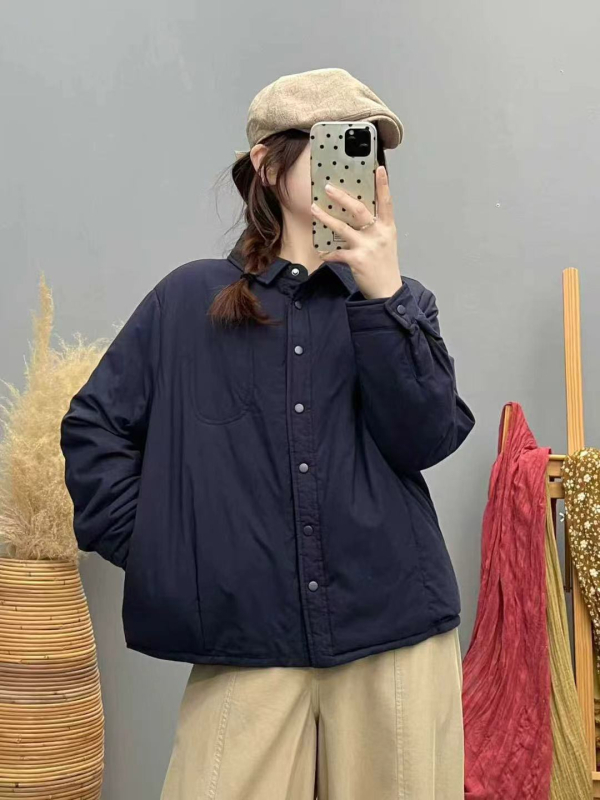 Dygsniuoti medvilniniai marškiniai — vienos spalvos, ilgos rankovės, apykaklė su klopė, laisvas kirpimas, užsegimas sagomis, žiema 2025