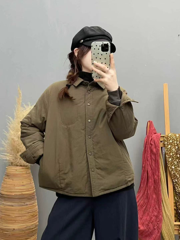 Dygsniuoti medvilniniai marškiniai — vienos spalvos, ilgos rankovės, apykaklė su klopė, laisvas kirpimas, užsegimas sagomis, žiema 2025