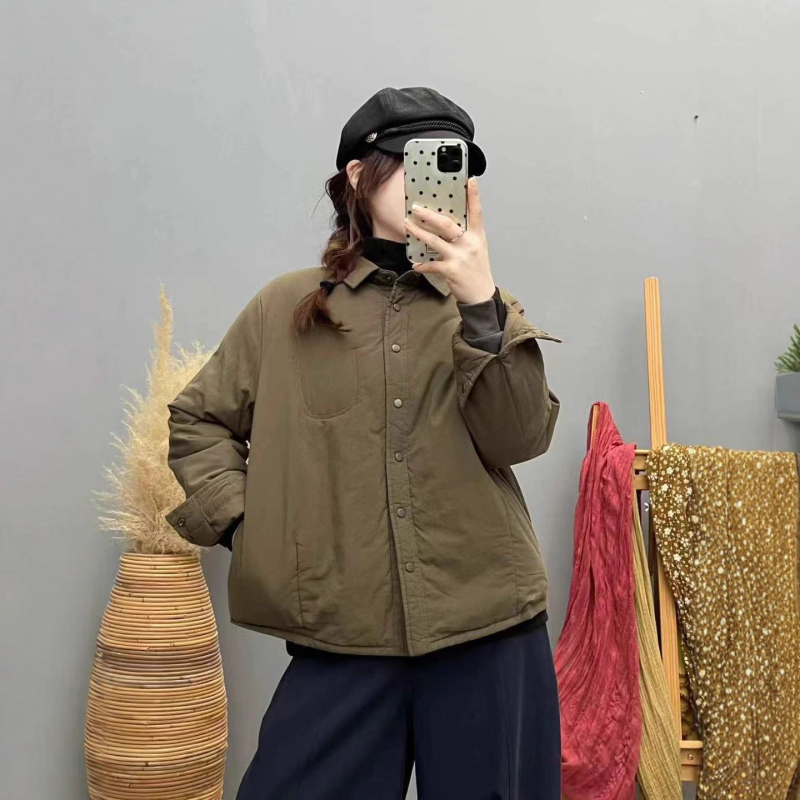 Dygsniuoti medvilniniai marškiniai — vienos spalvos, ilgos rankovės, apykaklė su klopė, laisvas kirpimas, užsegimas sagomis, žiema 2025