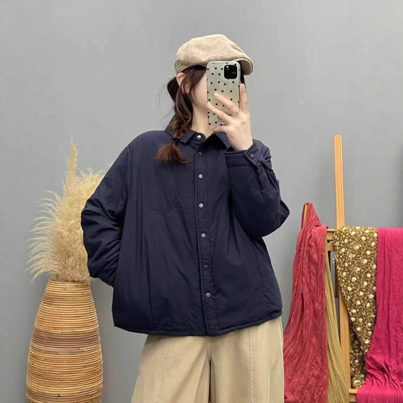 Dygsniuoti medvilniniai marškiniai — vienos spalvos, ilgos rankovės, apykaklė su klopė, laisvas kirpimas, užsegimas sagomis, žiema 2025