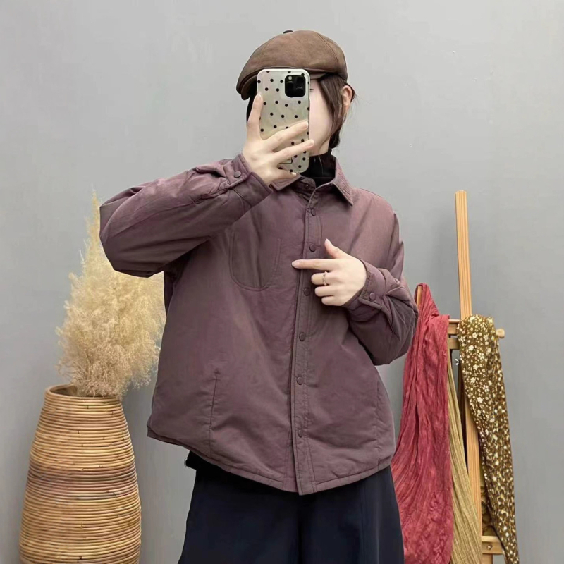 Dygsniuoti medvilniniai marškiniai — vienos spalvos, ilgos rankovės, apykaklė su klopė, laisvas kirpimas, užsegimas sagomis, žiema 2025