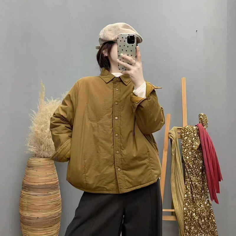 Dygsniuoti medvilniniai marškiniai — vienos spalvos, ilgos rankovės, apykaklė su klopė, laisvas kirpimas, užsegimas sagomis, žiema 2025