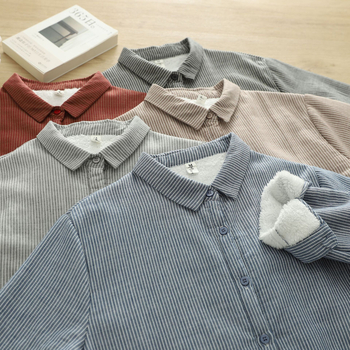 Moteriška dryžuota medvilninė palaidinė su ilgomis rankovėmis, klopa apykaklė, įprastas kirpimas, priekyje sagos (80-90% medvilnės)