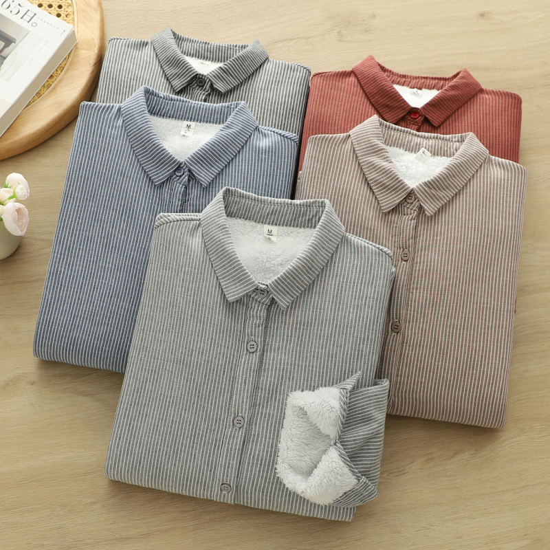 Moteriška dryžuota medvilninė palaidinė su ilgomis rankovėmis, klopa apykaklė, įprastas kirpimas, priekyje sagos (80-90% medvilnės)