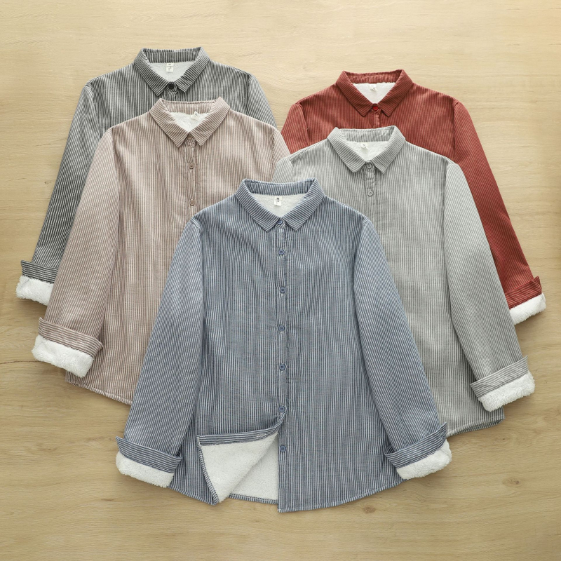 Moteriška dryžuota medvilninė palaidinė su ilgomis rankovėmis, klopa apykaklė, įprastas kirpimas, priekyje sagos (80-90% medvilnės)