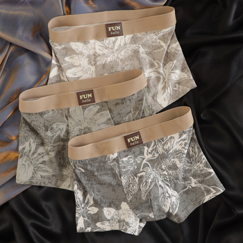 Férfiak számára légáteresztő pamut boxeralsó virágos-geometrikus mintával, középső derékvonal, 90–95% pamut, ágyék rész viszkóz bélés