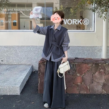 Costum trei piese în design coreean: vest asimetric, cămașă cu dungi și pantaloni largi evazați (Primăvara 2025)