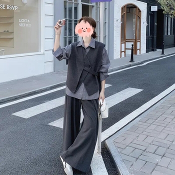 Costum trei piese în design coreean: vest asimetric, cămașă cu dungi și pantaloni largi evazați (Primăvara 2025)