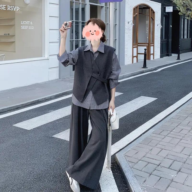 Costum trei piese în design coreean: vest asimetric, cămașă cu dungi și pantaloni largi evazați (Primăvara 2025)