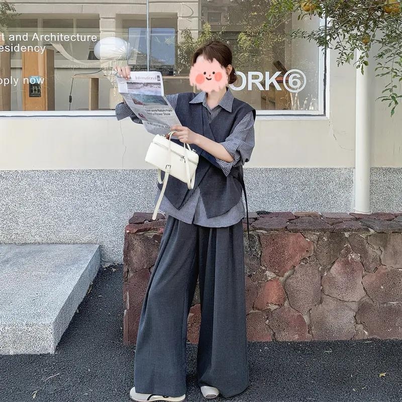 Costum trei piese în design coreean: vest asimetric, cămașă cu dungi și pantaloni largi evazați (Primăvara 2025)