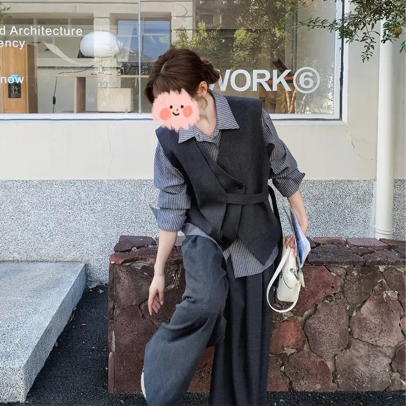 Costum trei piese în design coreean: vest asimetric, cămașă cu dungi și pantaloni largi evazați (Primăvara 2025)