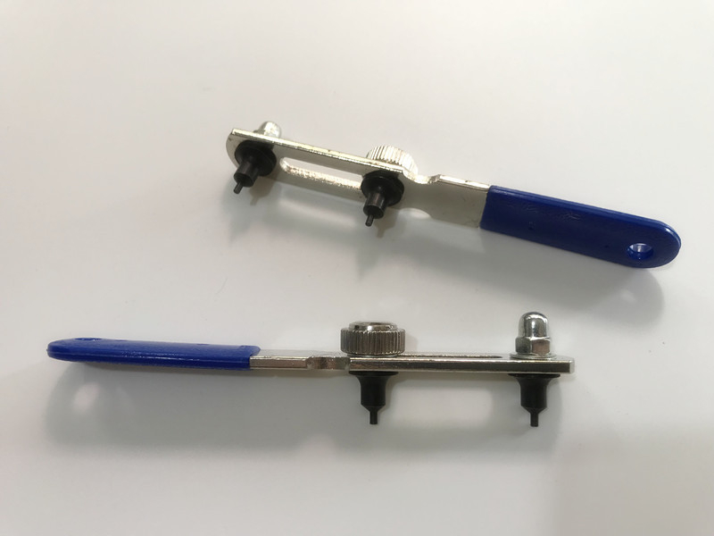 Εργαλείο ανοίγματος ρολογιών με δύο δαγκάνες και διπλό πινίο για αφαίρεση του πίσω καλύμματος και αντικατάσταση μπαταρίας, Καλοκαίρι 2021, όχι εισαγόμενο