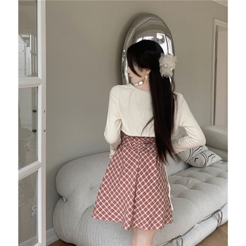 Dvokomponentni kostim sa suknjom, PVC tkanina, mini suknja, otiskivanje i bojenje, proljeće 2025