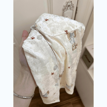 Moteriški velūro pižamų komplektas prancūziško stiliaus – ilgomis rankovėmis, apykaklė su atlapu, vidutinio tankio audinys 161–180 g/m², kvėpuojantis, patogus namams ir lauko naudojimui