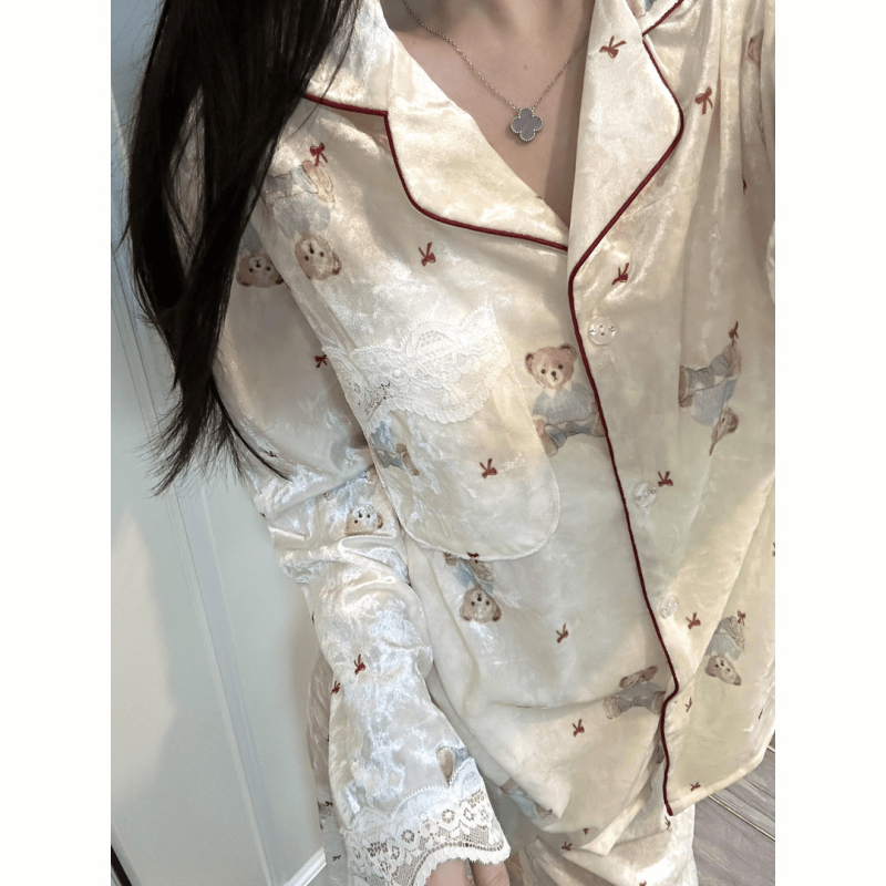 Moteriški velūro pižamų komplektas prancūziško stiliaus – ilgomis rankovėmis, apykaklė su atlapu, vidutinio tankio audinys 161–180 g/m², kvėpuojantis, patogus namams ir lauko naudojimui