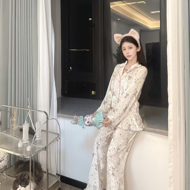 Moteriški velūro pižamų komplektas prancūziško stiliaus – ilgomis rankovėmis, apykaklė su atlapu, vidutinio tankio audinys 161–180 g/m², kvėpuojantis, patogus namams ir lauko naudojimui