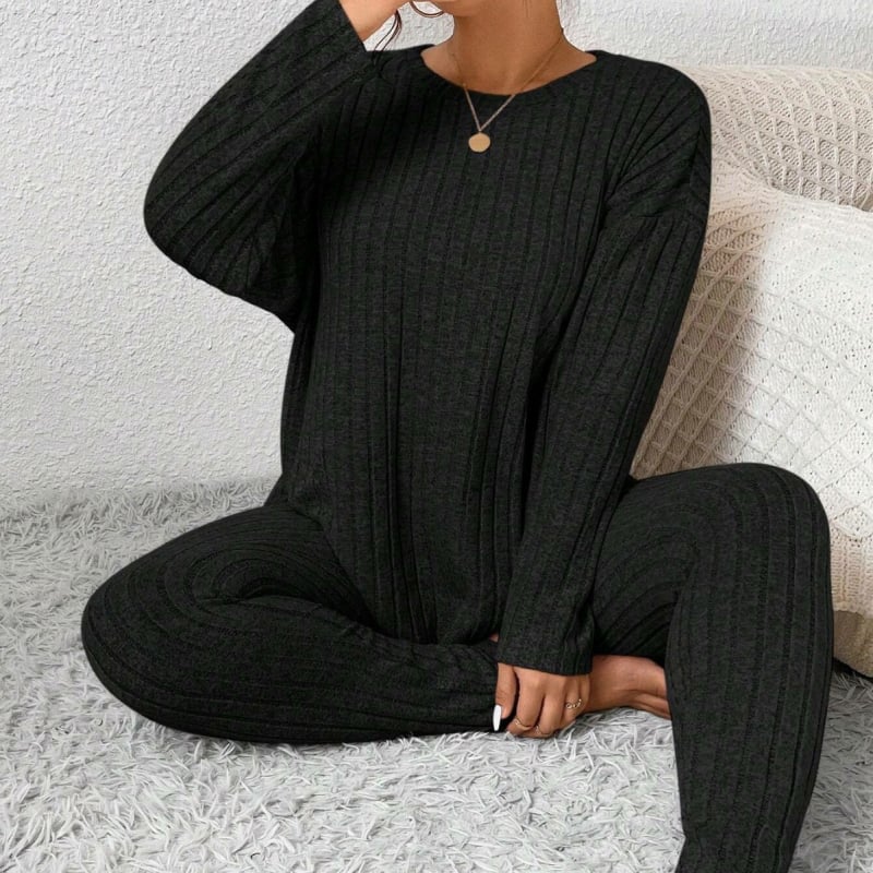 Didelių dydžių moterų pižamų komplektas su ilgomis rankovėmis ir ilgomis kelnėmis – vienos spalvos, apvalus kaklas, poliesteris