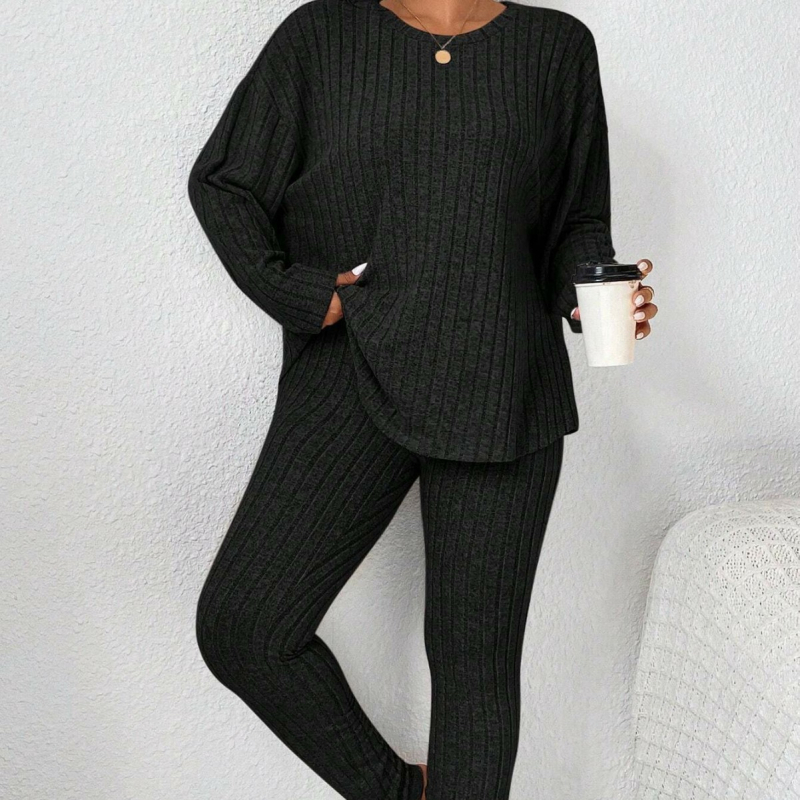 Didelių dydžių moterų pižamų komplektas su ilgomis rankovėmis ir ilgomis kelnėmis – vienos spalvos, apvalus kaklas, poliesteris