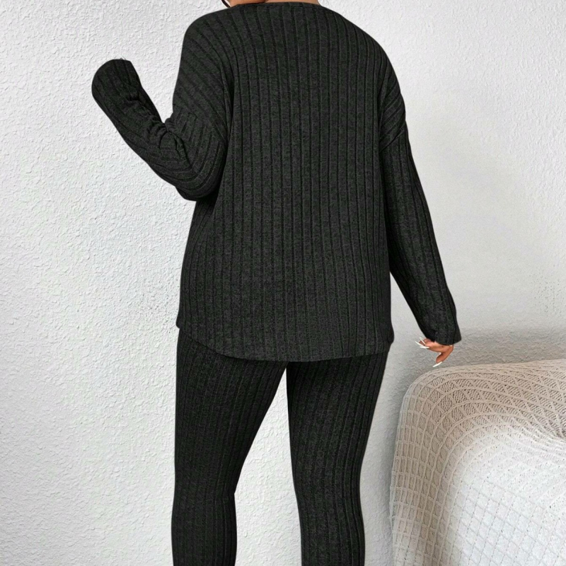 Didelių dydžių moterų pižamų komplektas su ilgomis rankovėmis ir ilgomis kelnėmis – vienos spalvos, apvalus kaklas, poliesteris