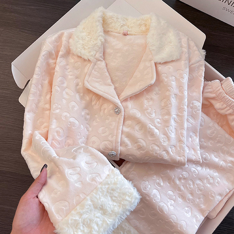 Moterų naktinukai iš salų veliūro, prabangus rudens–žiemos stilius, ilgomis rankovėmis viršutinė dalis ir kelnės, dvipusis veliūras, 181–200 g/m², poliesteris