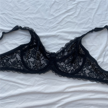 Liemenėlė su įtvarais (labai plonas formuojamas puodeliai, 3/4 puodeliai, nuimamos dvigubos petnešos, nėrinių siuvinėjimas)