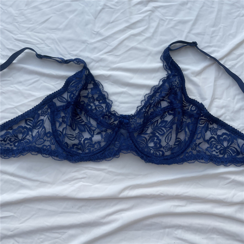 Liemenėlė su įtvarais (labai plonas formuojamas puodeliai, 3/4 puodeliai, nuimamos dvigubos petnešos, nėrinių siuvinėjimas)