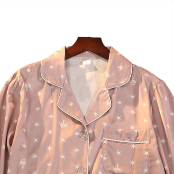 Dviejų dalių pižamos komplektas iš ledinio šilko satino su nėriniu ir paprastu atspaudu – lengvas palaidinė su ilgomis rankovėmis ir kelnes, 95% poliesteris