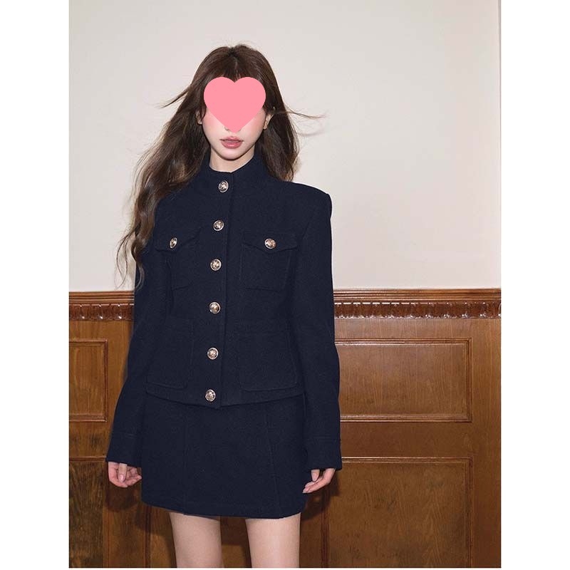 Komplet jakna i suknja s stojećim ovratnikom, mini suknja, dugi rukavi; materijal: ovčja vuna; glavni materijal: PVC; proljeće 2025