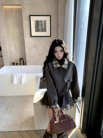 Miu stil karirani patchwork vuneni kaput i plisirana suknja, ovčja vuna, PVC materijal, proljeće 2025