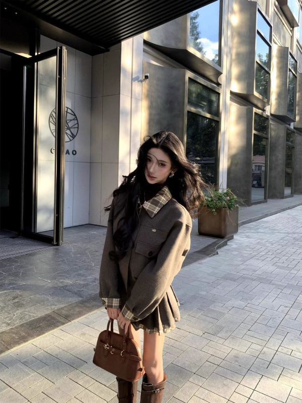 Miu stil karirani patchwork vuneni kaput i plisirana suknja, ovčja vuna, PVC materijal, proljeće 2025