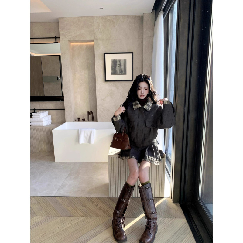 Miu stil karirani patchwork vuneni kaput i plisirana suknja, ovčja vuna, PVC materijal, proljeće 2025