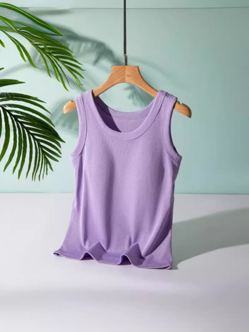 Ženski ribasti top bez rukava s umetkom za prsa, jednobojni pleteni top, pamuk 90–95% + spandeks 0–30%, duljina 50–65 cm