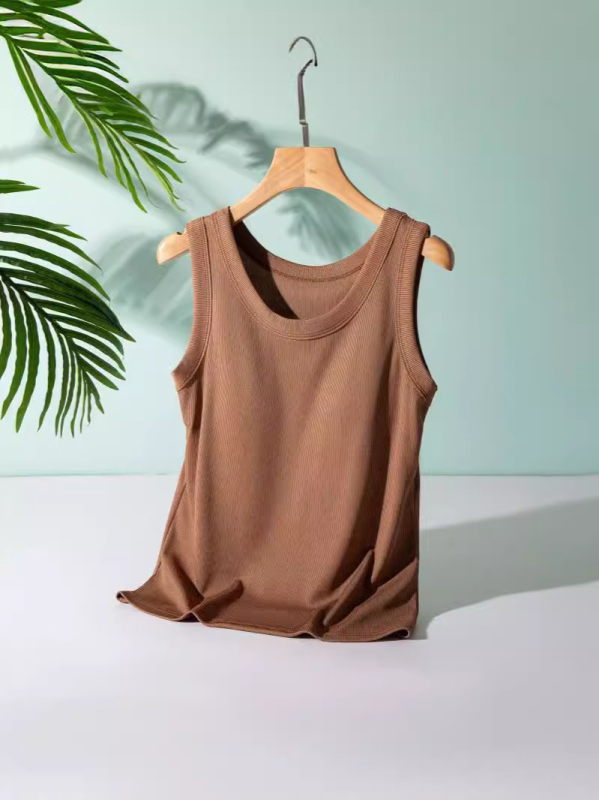 Ženski ribasti top bez rukava s umetkom za prsa, jednobojni pleteni top, pamuk 90–95% + spandeks 0–30%, duljina 50–65 cm