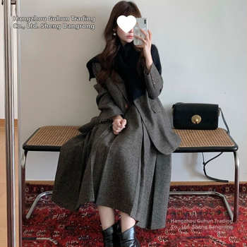 Kahe dalių sijonų kostiumas su ilgomis rankovėmis švarku ir klostuota mini sijonas, įkvėptas Korėjietos retro stiliaus, kasdienis moterų kostiumas, PVC ir regeneruotos celiuliozės pluošto audinys