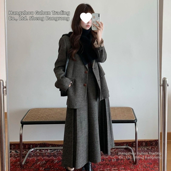 Kahe dalių sijonų kostiumas su ilgomis rankovėmis švarku ir klostuota mini sijonas, įkvėptas Korėjietos retro stiliaus, kasdienis moterų kostiumas, PVC ir regeneruotos celiuliozės pluošto audinys