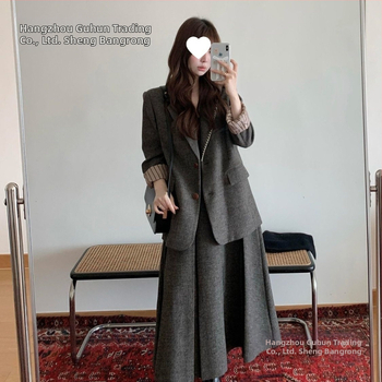 Kahe dalių sijonų kostiumas su ilgomis rankovėmis švarku ir klostuota mini sijonas, įkvėptas Korėjietos retro stiliaus, kasdienis moterų kostiumas, PVC ir regeneruotos celiuliozės pluošto audinys