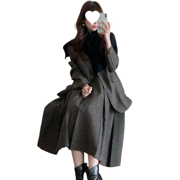 Kahe dalių sijonų kostiumas su ilgomis rankovėmis švarku ir klostuota mini sijonas, įkvėptas Korėjietos retro stiliaus, kasdienis moterų kostiumas, PVC ir regeneruotos celiuliozės pluošto audinys