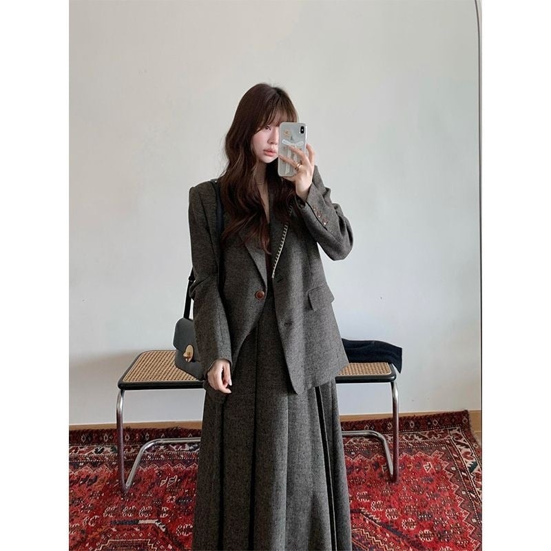 Kahe dalių sijonų kostiumas su ilgomis rankovėmis švarku ir klostuota mini sijonas, įkvėptas Korėjietos retro stiliaus, kasdienis moterų kostiumas, PVC ir regeneruotos celiuliozės pluošto audinys