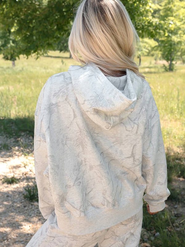 Moterų dviejų dalių kostiumas su abstrakčiu spaudiniu, ilgos rankovės, poliesteris ≥95%, ruduo 2025