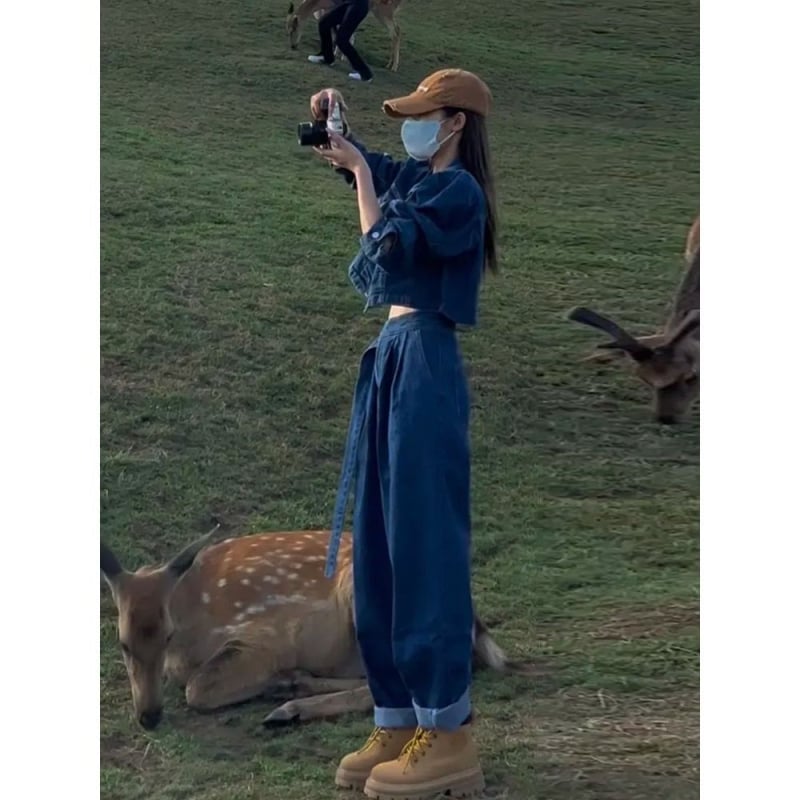 Moterų džinsinis kostiumas su trumpu švarkeliu pūkuotomis rankovėmis ir harėmo tipo kelnes; pagrindinis audinys poliesteris 50–70%