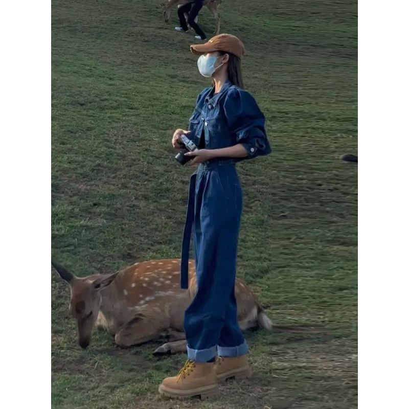 Moterų džinsinis kostiumas su trumpu švarkeliu pūkuotomis rankovėmis ir harėmo tipo kelnes; pagrindinis audinys poliesteris 50–70%