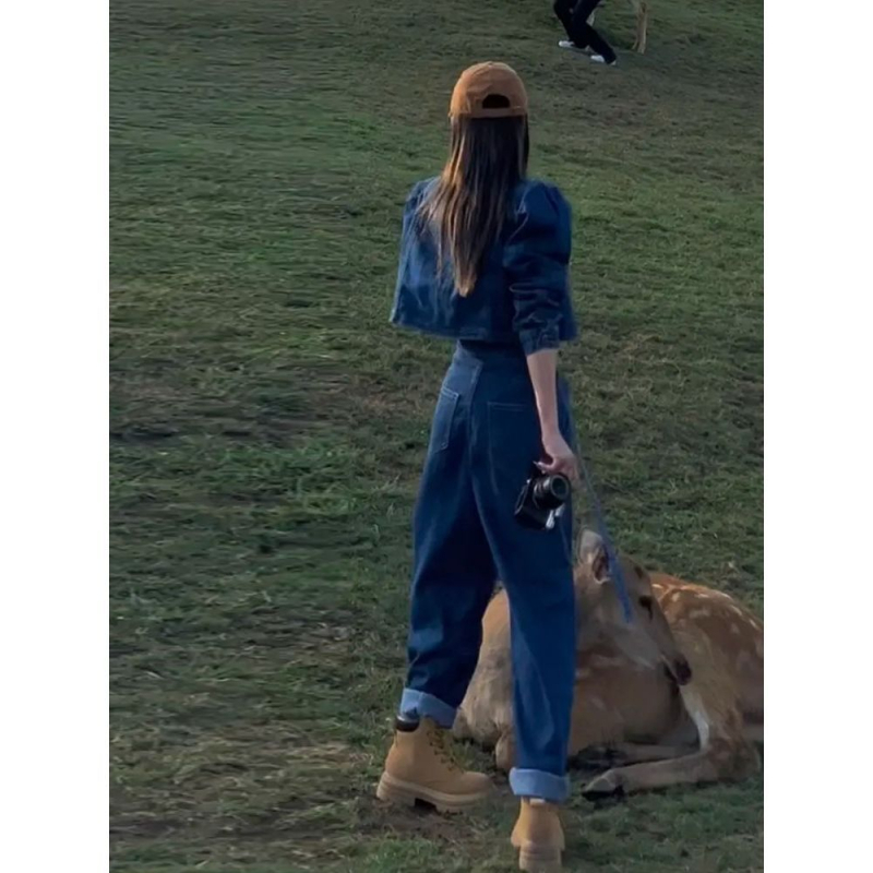 Moterų džinsinis kostiumas su trumpu švarkeliu pūkuotomis rankovėmis ir harėmo tipo kelnes; pagrindinis audinys poliesteris 50–70%