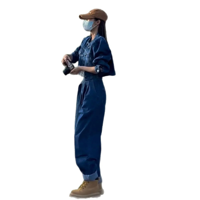 Moterų džinsinis kostiumas su trumpu švarkeliu pūkuotomis rankovėmis ir harėmo tipo kelnes; pagrindinis audinys poliesteris 50–70%